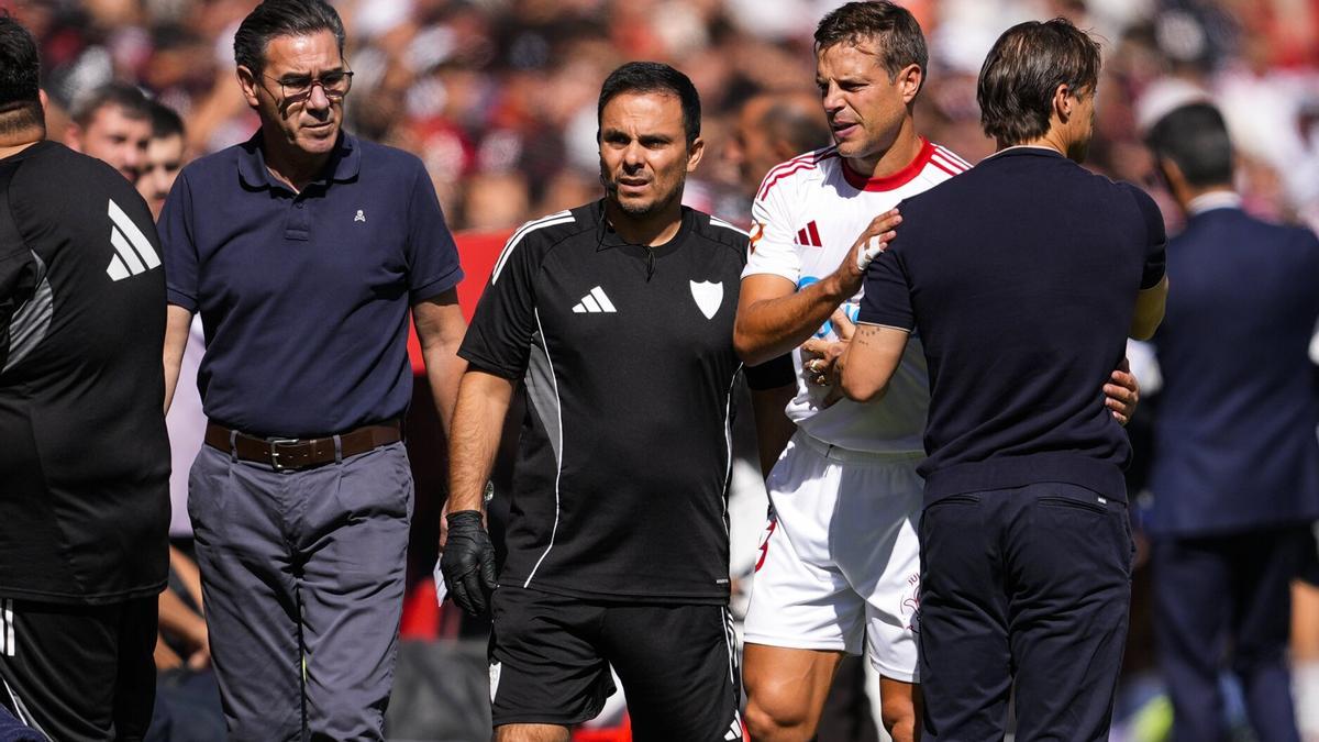 El jugador del Sevilla César Azpilicueta se retira lesionado