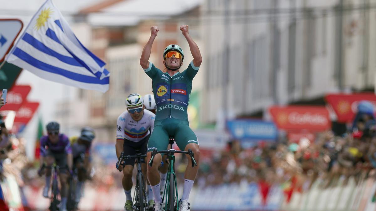 Mads Pedersen celebra la victoria en Monforte de Lemos.