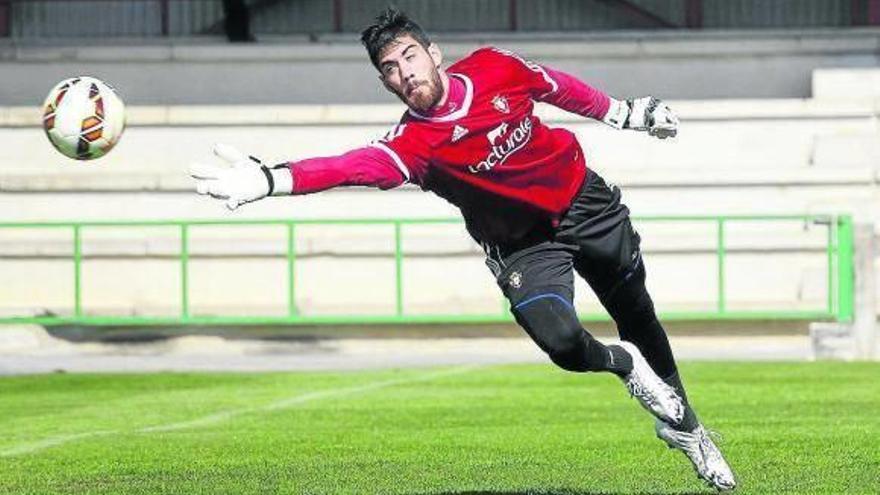 Roberto Santamaría ataja un balón en una de las sesiones de la temporada pasada.