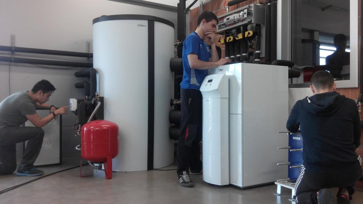 Alumnos del Centro de Referencia Nacional en Energías Renovables y Eficiencia Energética (Cenifer), trabajando en las instalaciones.