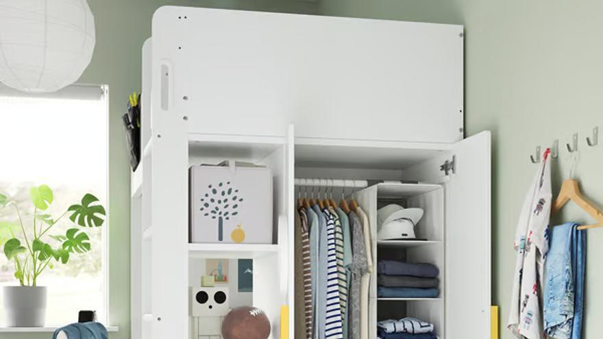 Perspectiva de la cama alta con escritorio Smastad de Ikea