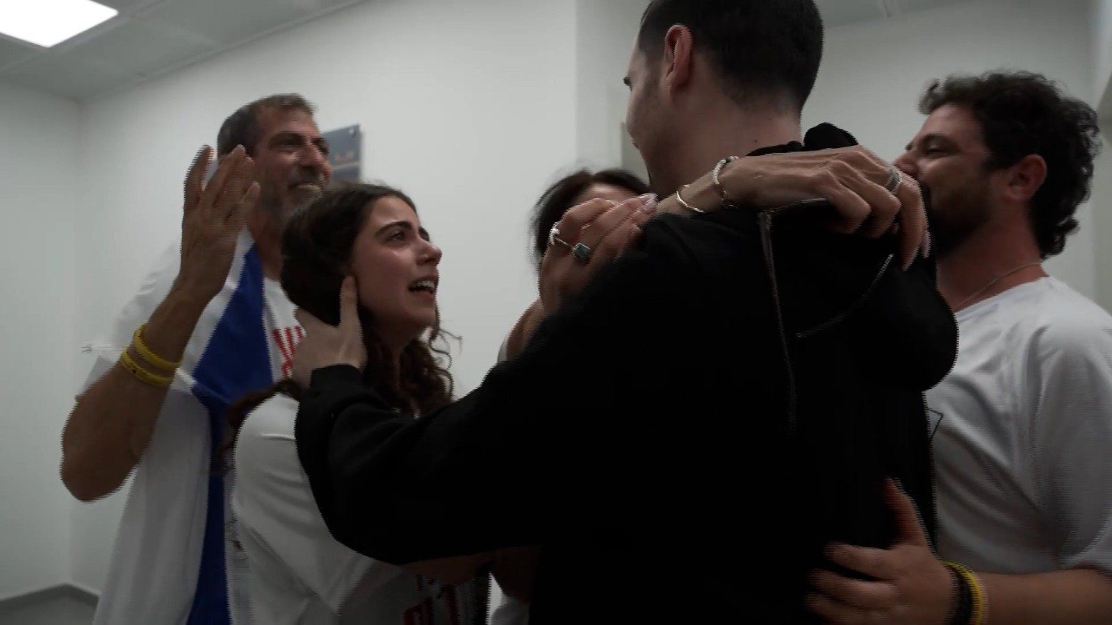 En imágenes | Los familiares de los rehenes israelíes celebran su liberación