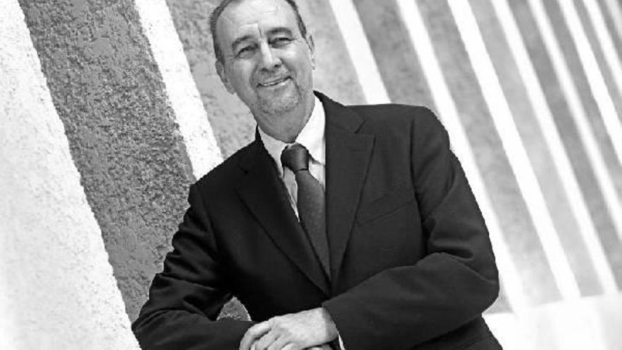 Francisco García inauguró ayer en Pamplona un curso sobre ciberdelincuencia organizado por la UNED.