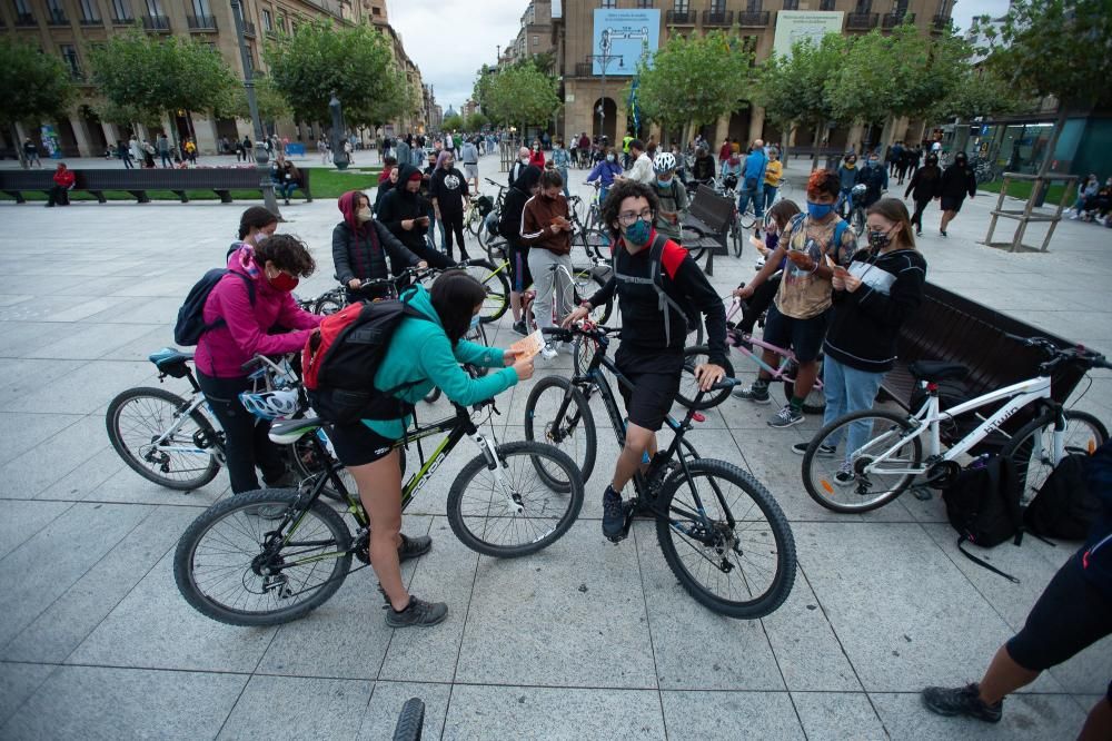 Gente reunida antes de iniciar la marcha denominada "Masa crítica", un movimiento global que, una vez al mes, reivindica de forma festiva el espacio de la bicicleta en las ciudades.