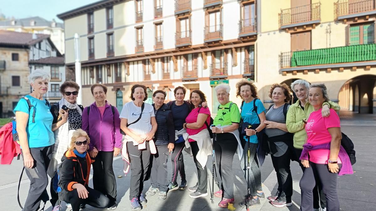 Joan den asteazkenean ibilaldi berri batez gozatzeko bildu zen taldea.