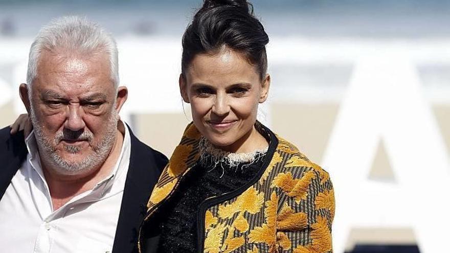 El director Imanol Uribe y la actriz Elena Anaya tras presentar hoy a concurso en el Festival de Cine de San Sebastián su cinta &quot;Lejos del mar&quot;