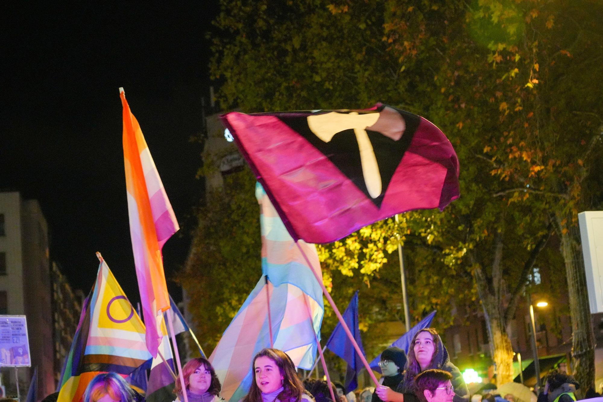 En imágenes: El Movimiento Feminista de Euskal Herria marcha por Vitoria el 25N