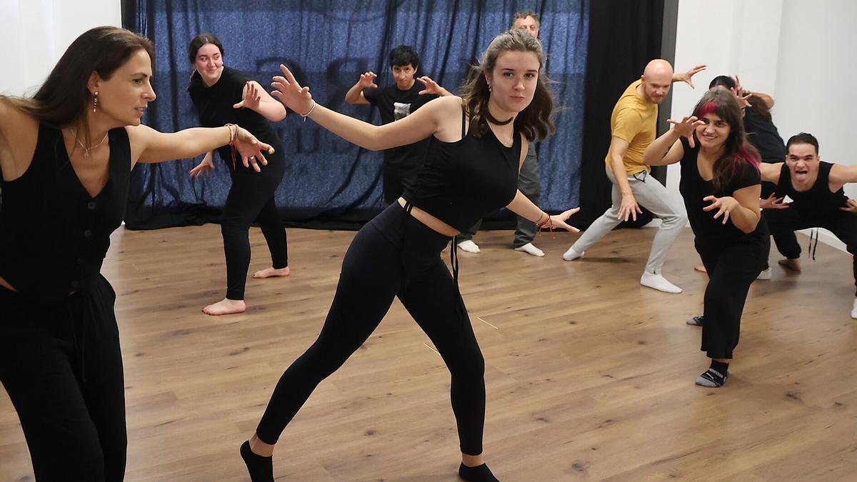Varios alumnos, durante una clase en el renovado M.A. Studio.