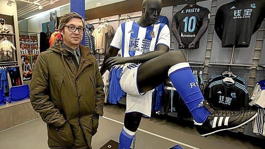 Juanan Mentxaka, que posa para este periódico junto a un maniquí de la Real, confía en la remontada en la Copa.