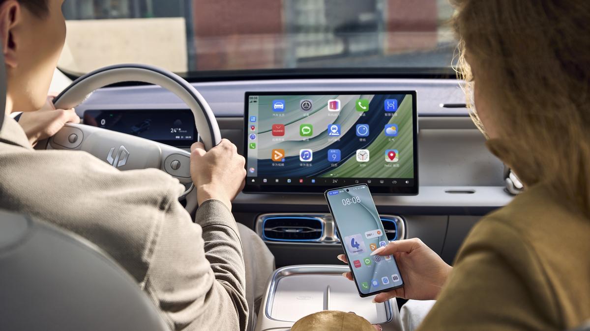 El modelo presenta un interior amplio y tecnológico.