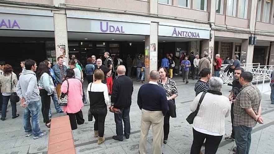 Los socios cooperativistas de Fagor Arrasate se dirigen a la asamblea informativa en Arrasate.