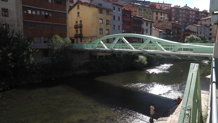 Soraluze estrena puente y retira barreras del cauce del Deba