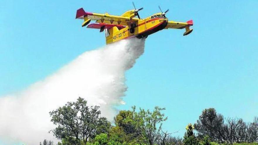 Un hidroavión trabaja en la extinción del incendio del Jerte.