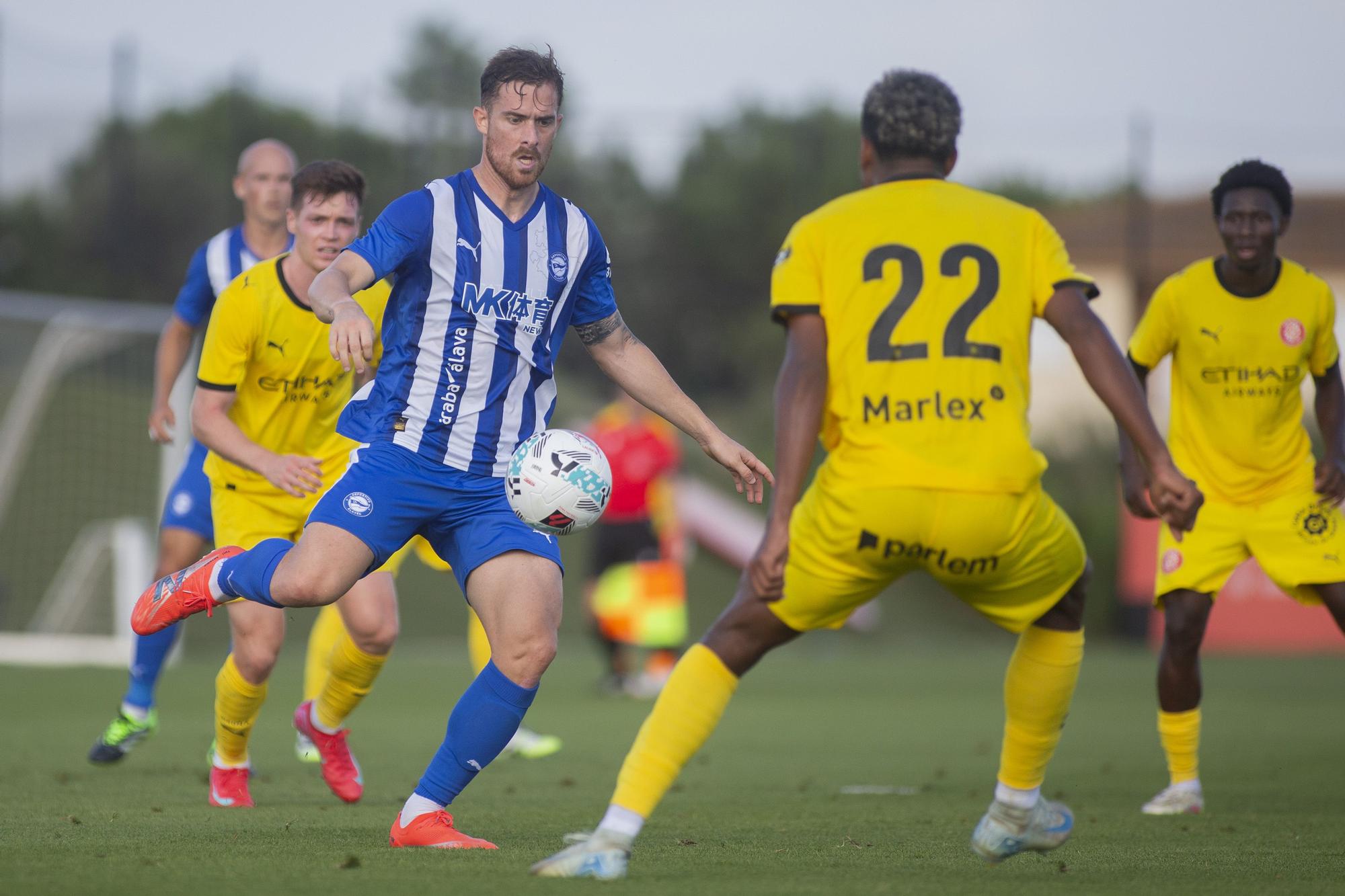 En imágenes: El Alavés, peleado con el gol ante el Girona (1-0)