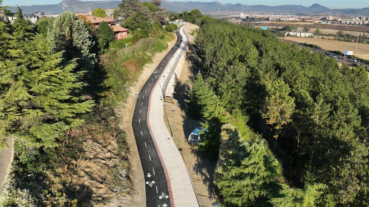 Vista aérea del itinerario peatonal y ciclista que une Pamplona con Cizur Menor por el Camino de Santiago, inaugurado en septiembre.