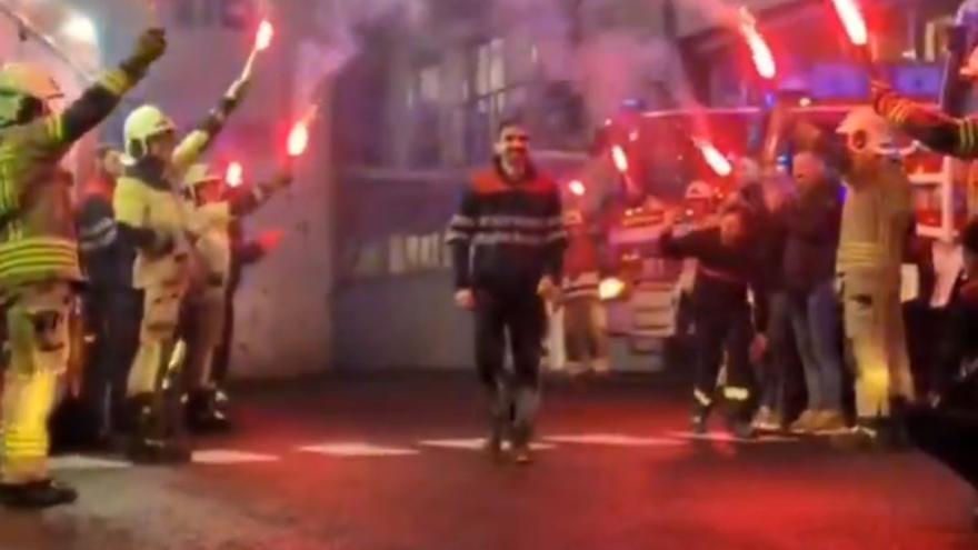 El bombero ‘Lobo’ se jubila y sus compañeros le despiden entre bengalas y sirenas