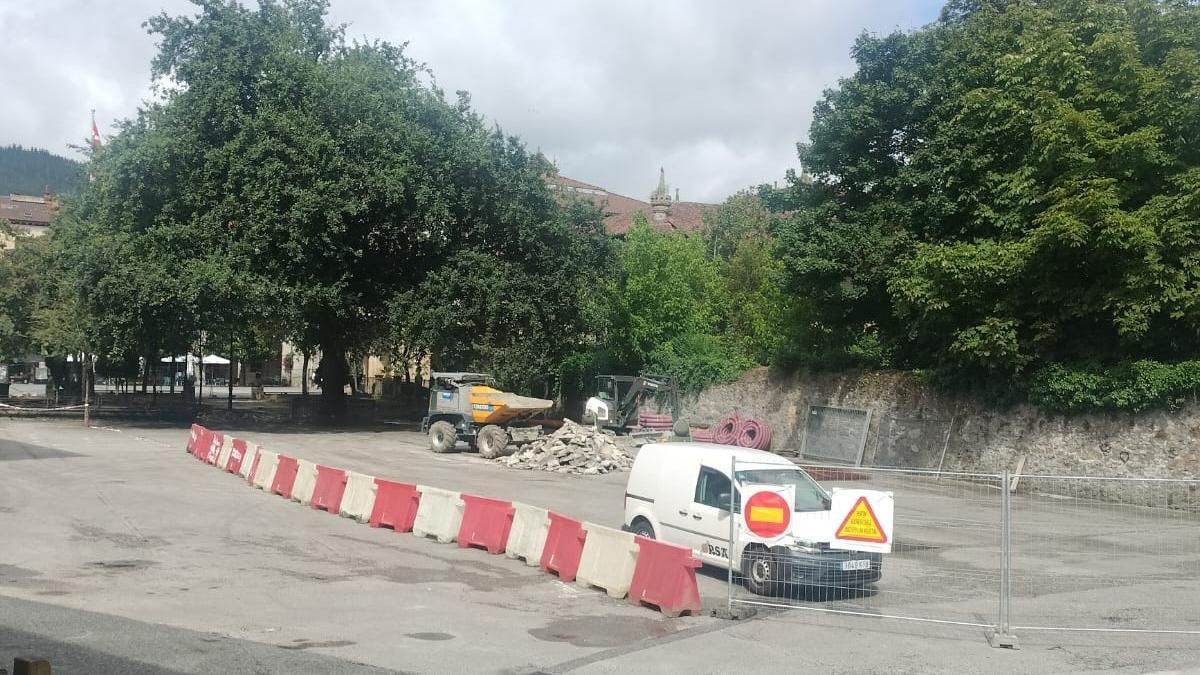 Las obras alcanzan el espacio donde semanalmente se celebra el mercadillo de ropa.