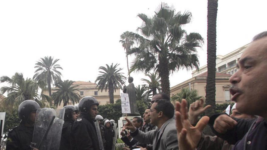 La policía se enfrenta a los manifestantes que protestan contra de la presencia de miembros de la Reagrupación Constitucional Democrática (RCD) en el nuevo Gobierno de Túnez.
