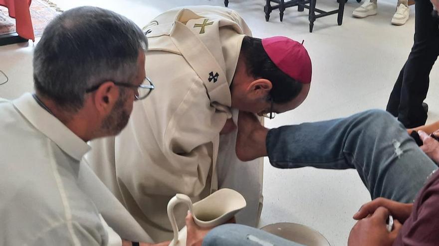 El arzobispo de Pamplona lava los pies a varios presos este Jueves Santo