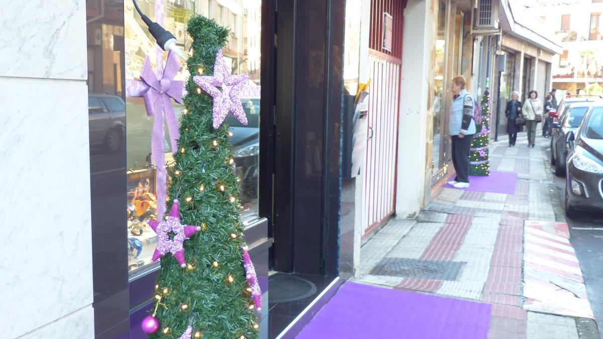 Los escaparates de los comercios de Zalla  se visten de Navidad