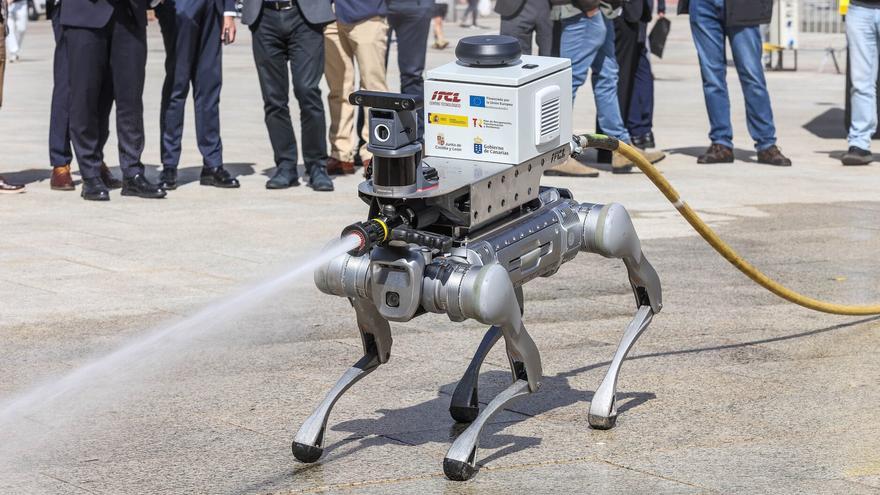El perro-bombero, un robot con IA que apaga fuegos en entornos extremos