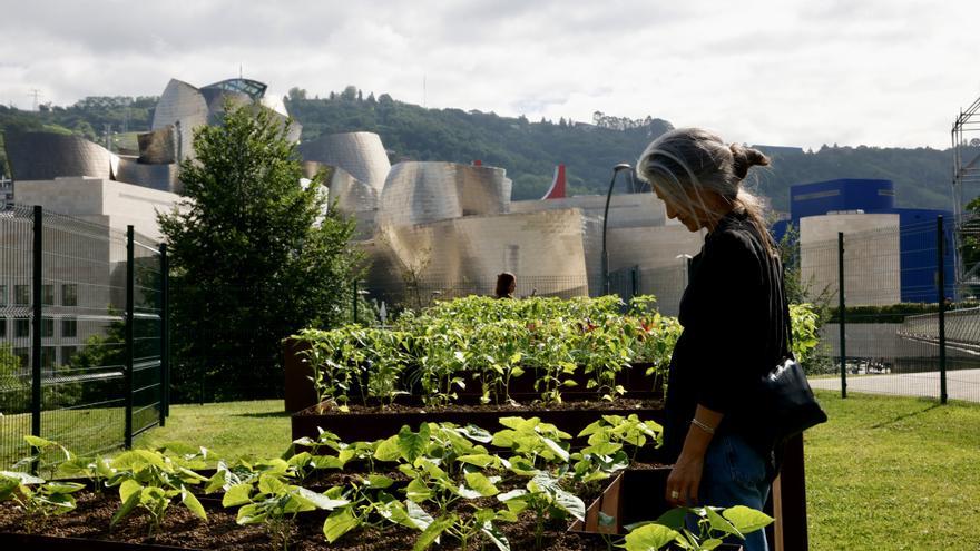 Una escultura de hortalizas entre  la Torre Iberdrola y el Guggenheim Bilbao