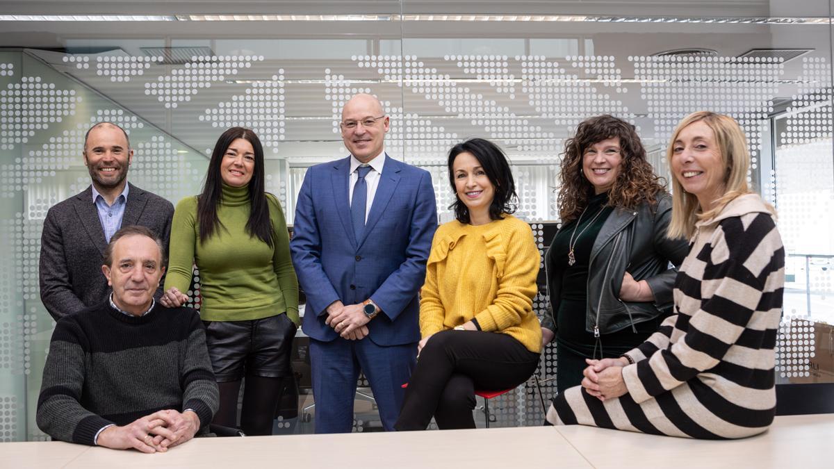 Silvia Arbizu, de amarillo, tercera por la derecha.