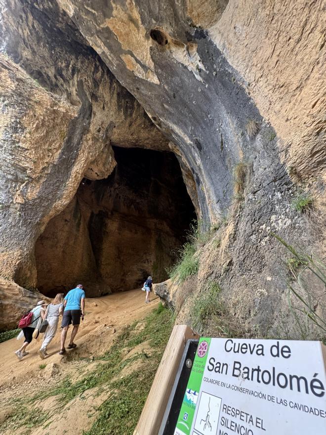 Imágenes de la masa rocosa y de la Cueva de San Bartolomé.