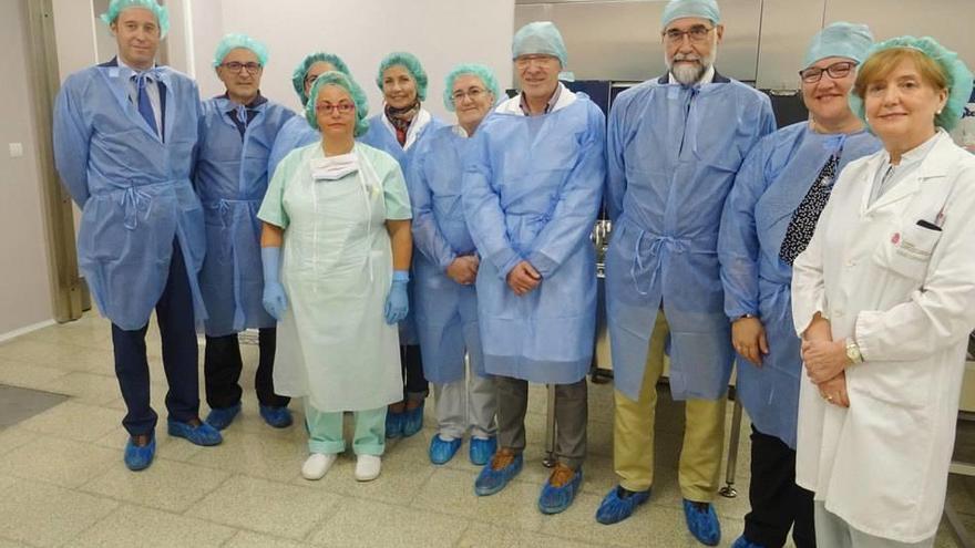 El consejero, junto con miembros de la dirección del CHN y el equipo de la Unidad de Esterilización del CHN-B.