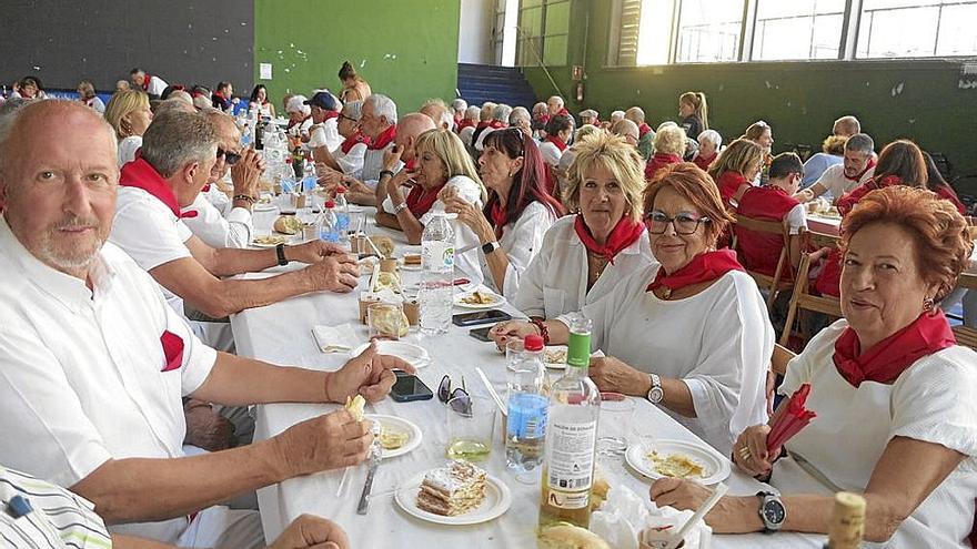 La comida popular en el frontón se llenó de animación.
