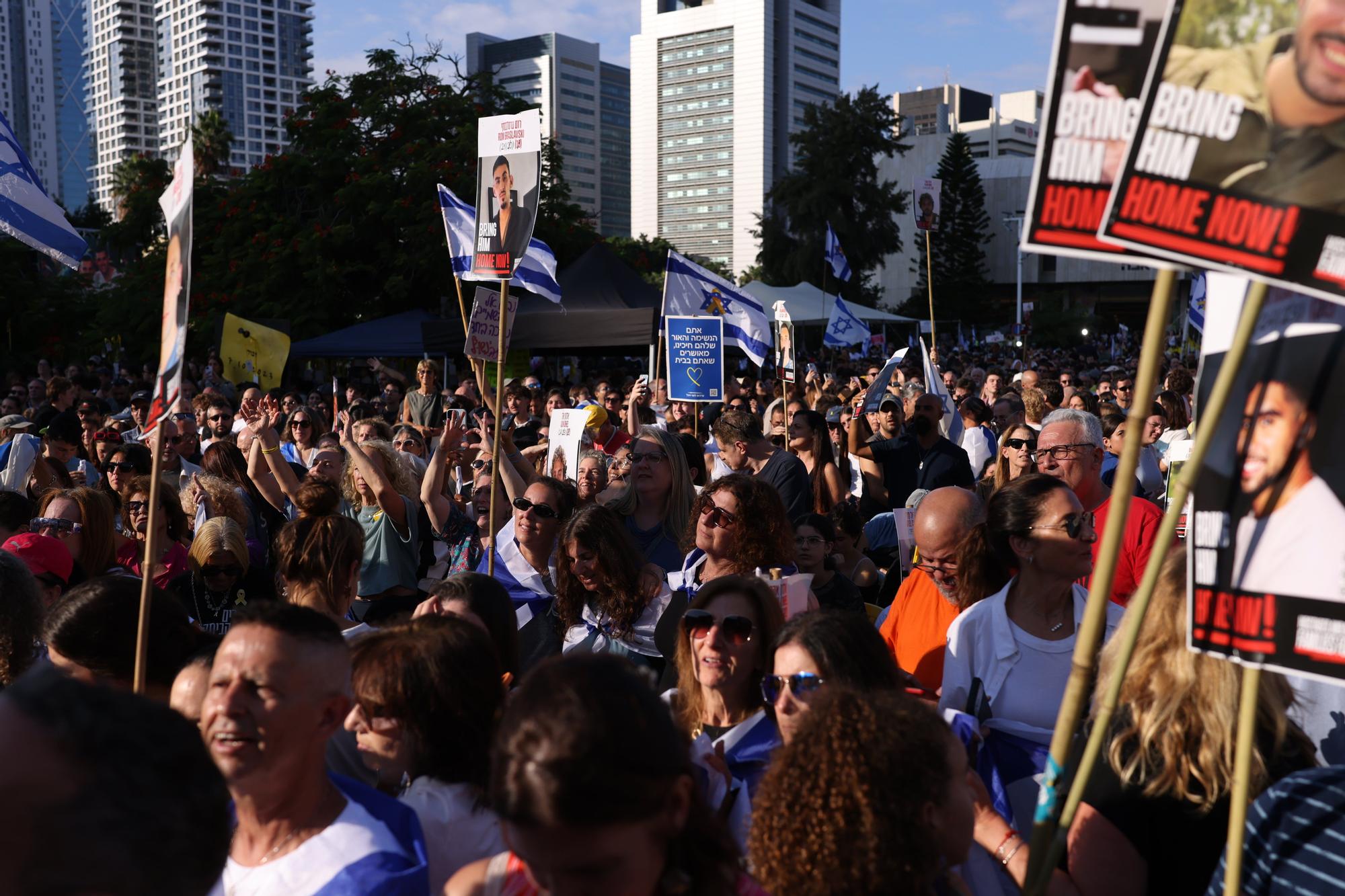 En imágenes | Los familiares de los rehenes israelíes celebran su liberación
