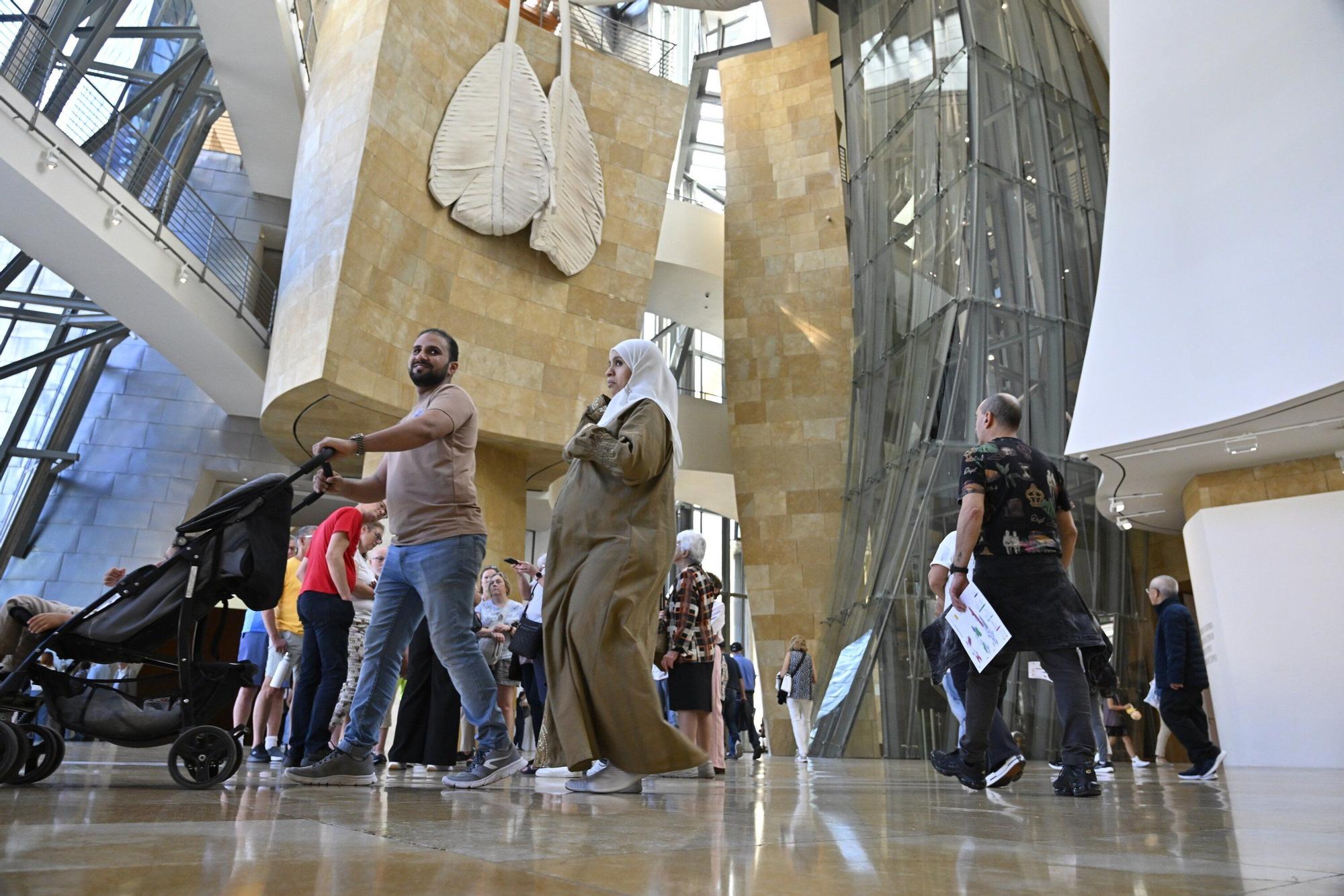 El Museo Guggenheim acoge a miles de visitantes en su 28º cumpleaños