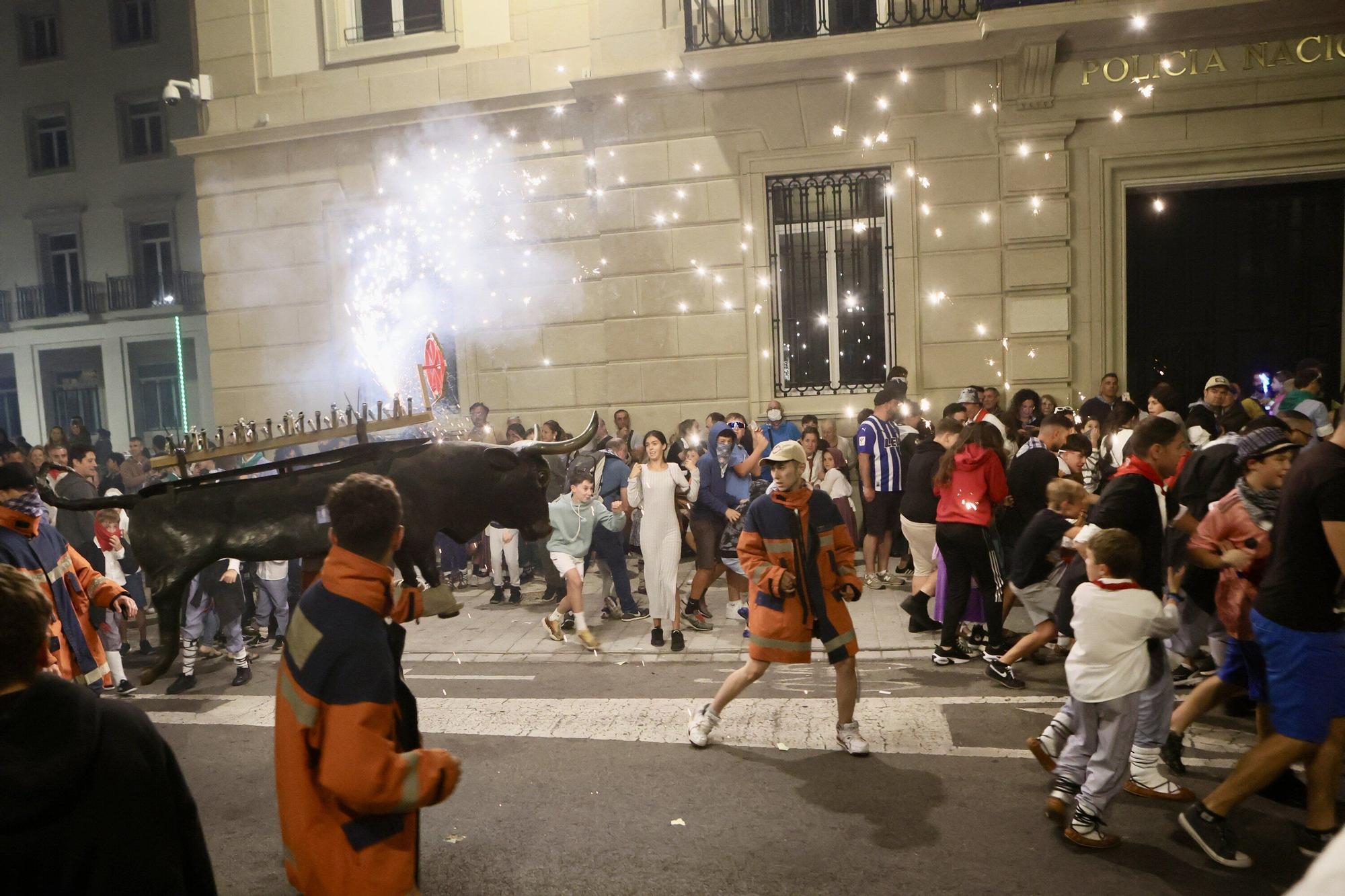 Toros de fuego en la calle Olaguibel
