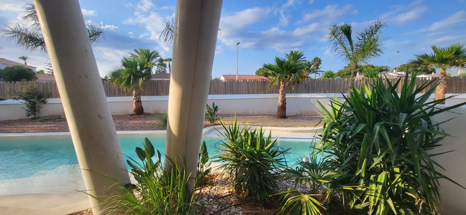 Lo rompedora piscina Mediterranean Sea, diseñada por una constructora donostiarra, para un hotel en Menorca