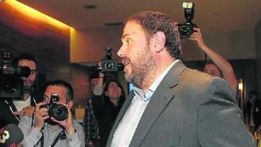 Oriol Junqueras, radiante y rodeado de los medios de comunicación, a su llegada al hotel Catalonia, sede de los republicanos.