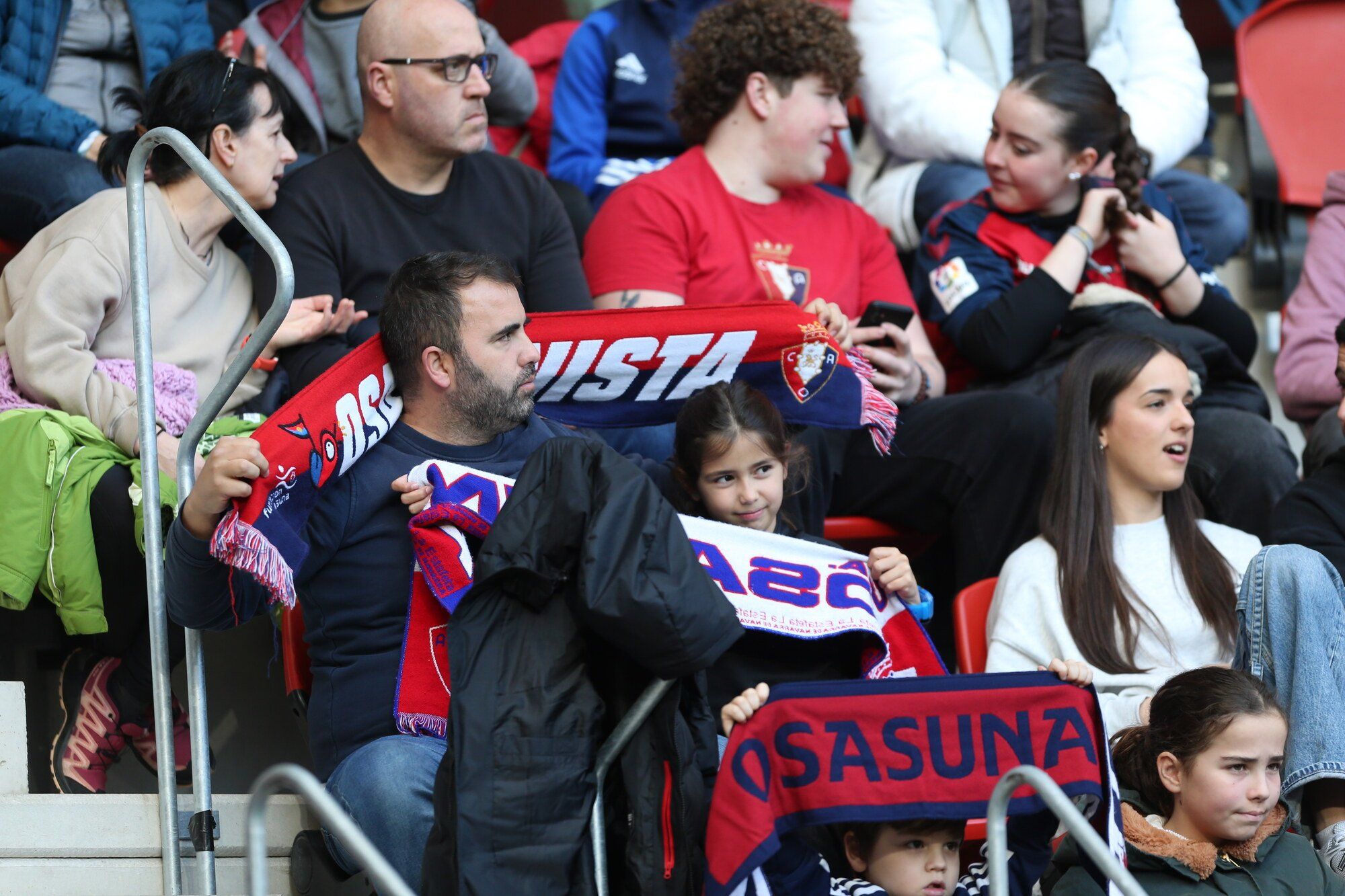 Sol y calor en la grada de El Sadar. ¡Búscate en nuestra galería!