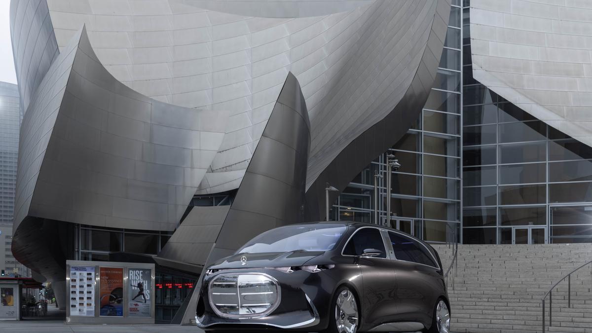 El Vision V, prototipo del VLS que se fabricará en Vitoria, ante el Auditorio Walt Disney de Los Ángeles.