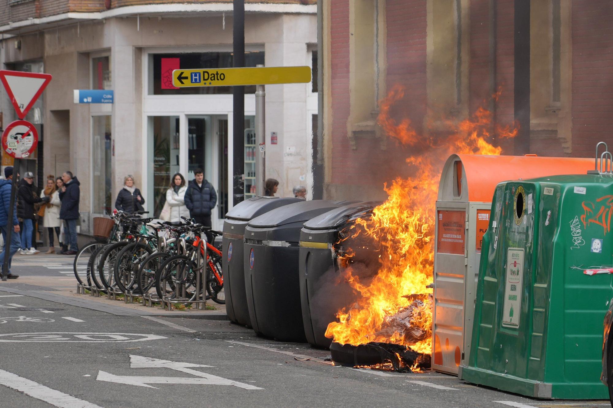 En imágenes: Arde un contenedor en Fueros a plena luz del día