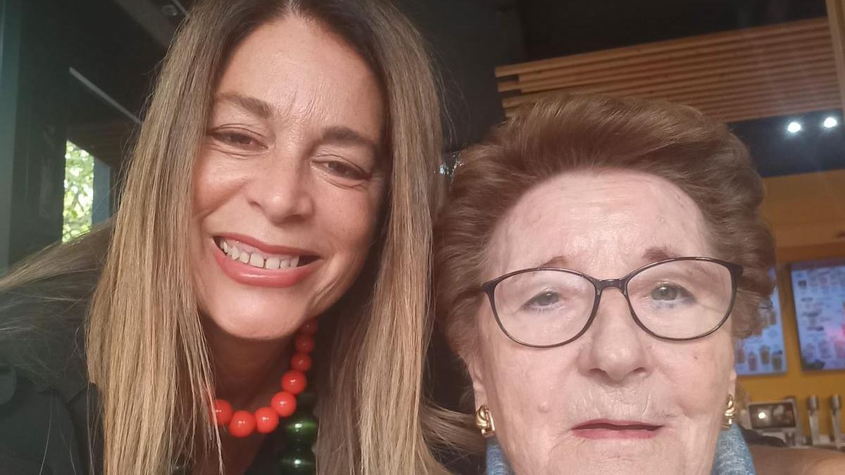 Malena Narvarte (izqda.) se muestra feliz de compartir su tiempo con personas que están solas.