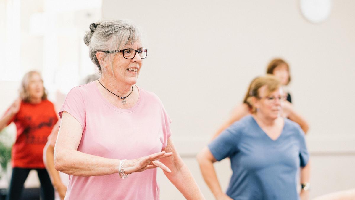 Mujeres mayores en una clase de baile.