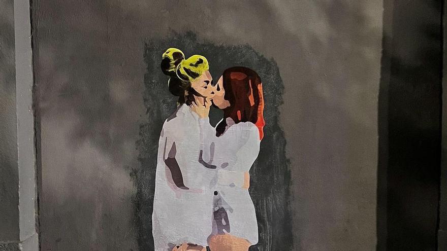 Amaia Montero y Leire Martínez, unidas en un beso en un mural de Pamplona