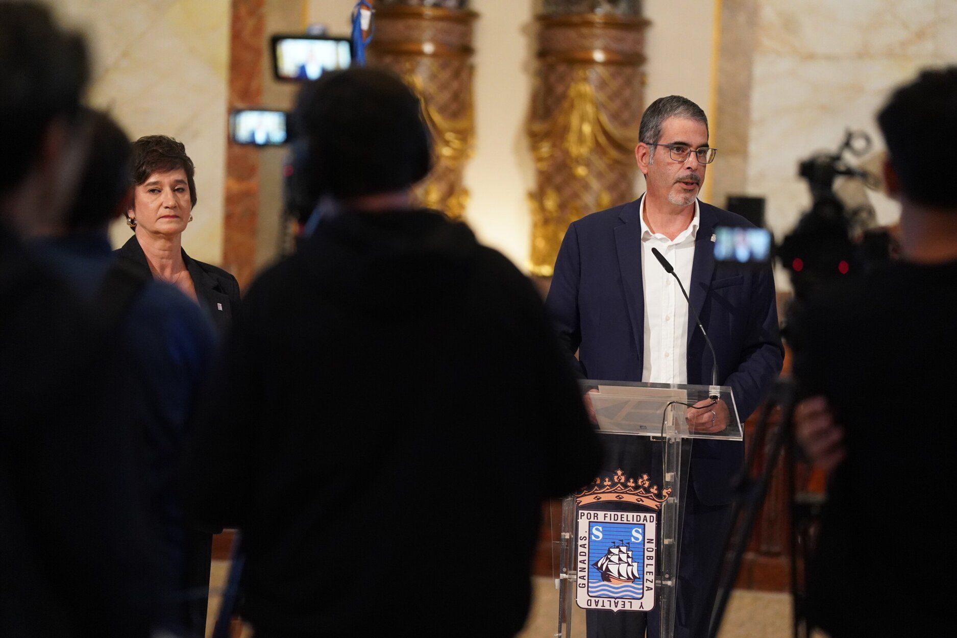 El alcalde de Donostia, Eneko Goia, acompañado de los ediles del PNV, en la comparecencia en la que ha anunciado su adiós