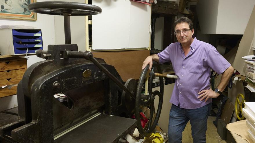 El último encuadernador artesanal de Pamplona baja la persiana