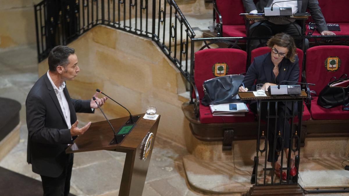 El portavoz de EH Bildu, Iker Casanova, toma la palabra ante la diputada general, Elixabete Etxanobe