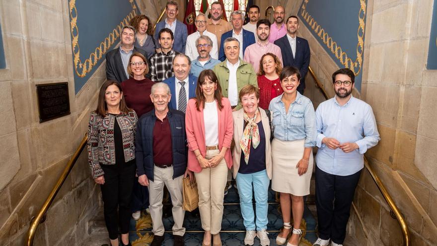 La tarta de San Prudencio llega puntual a la Diputación y al Ayuntamiento de Vitoria