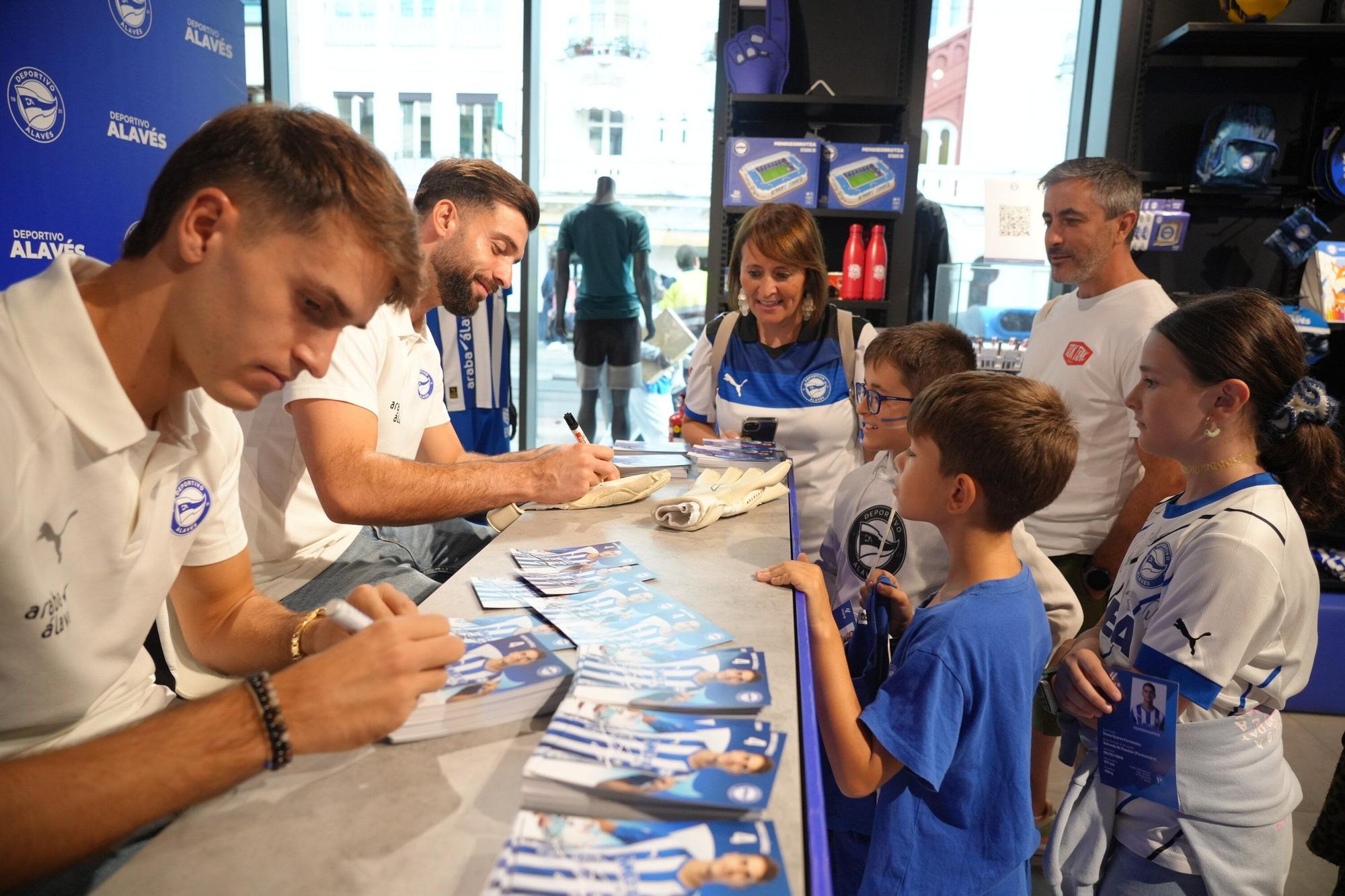 En imágenes: Firma de autógrafos para desbordar Vitoria-Gasteiz de ilusión albiazul