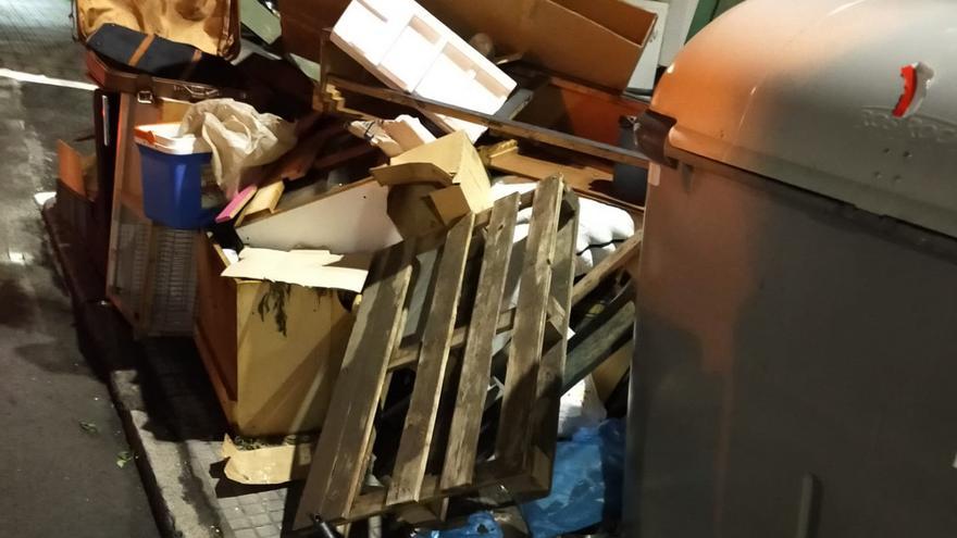 Voluminosos mal depositados complican la recogida en Debagoiena