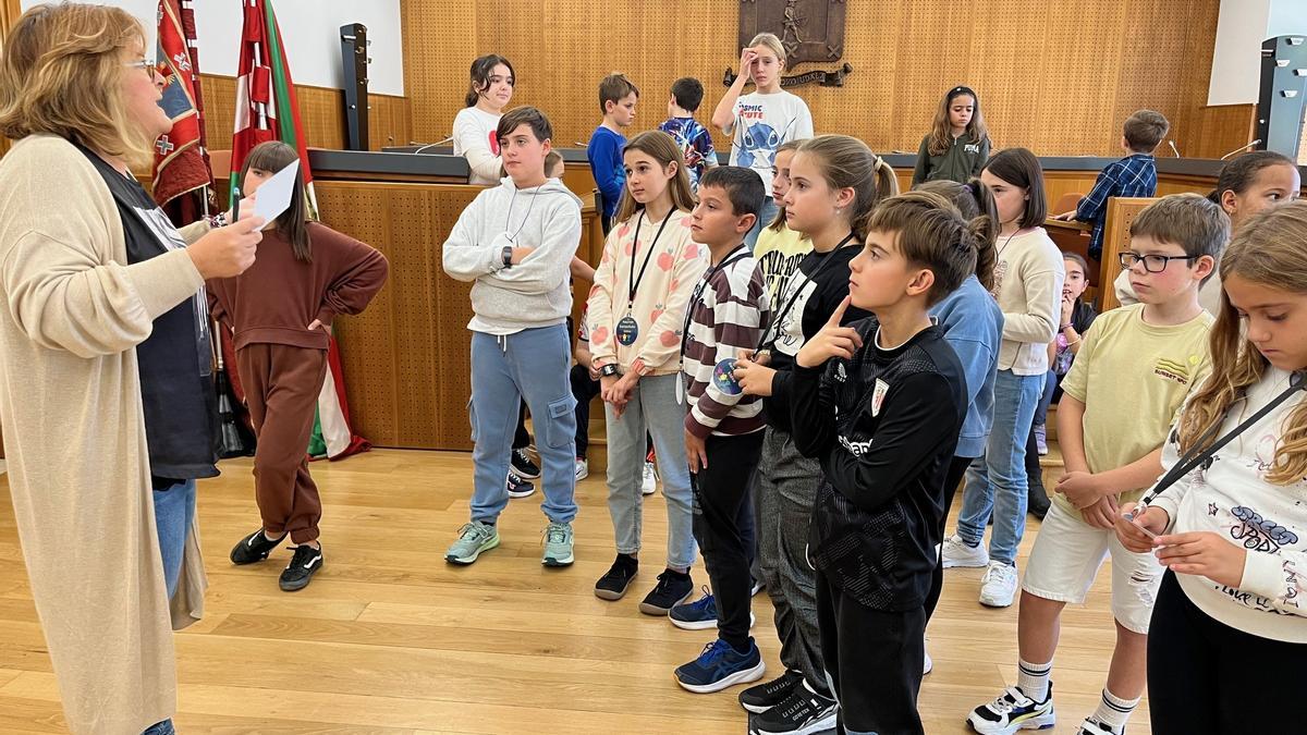 Los 25 integrantes del Consejo de la Infancia de Galdakao en su primera visita al Ayuntamiento Los 25 integrantes del Consejo de la Infancia de Galdakao en su primera visita al Ayuntamiento