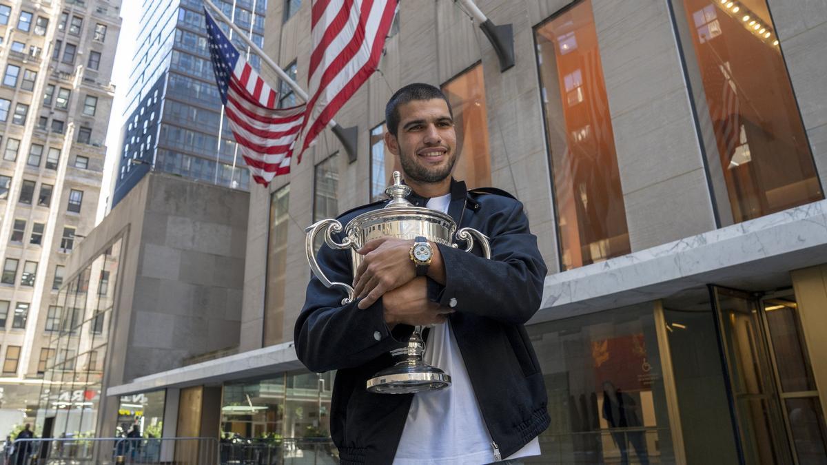 Carlos Alcaraz, posa con el trofeo de campeón del US Open en el Rockefeller Center de Nueva York.