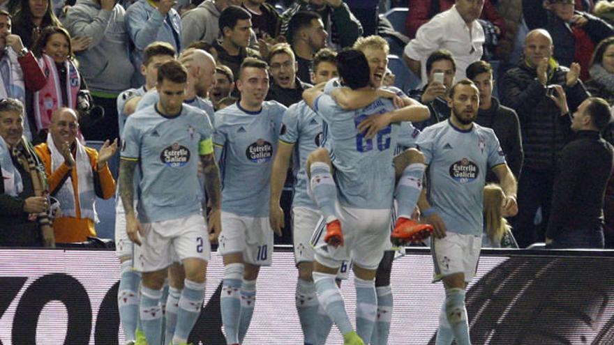 Los jugadores del Celta de Vigo celebran el primer gol del equipo gallego ante el Krasnodar en la ida